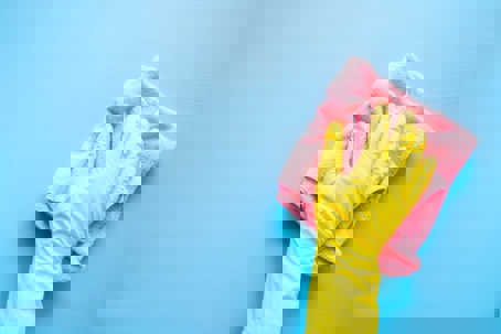 hand with rag cleaning